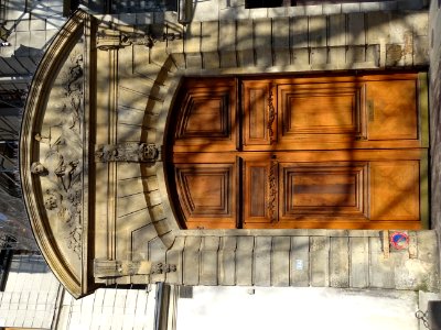 Une belle porte cochère au 14 rue Saint-Julien-le-Pauvre, … 