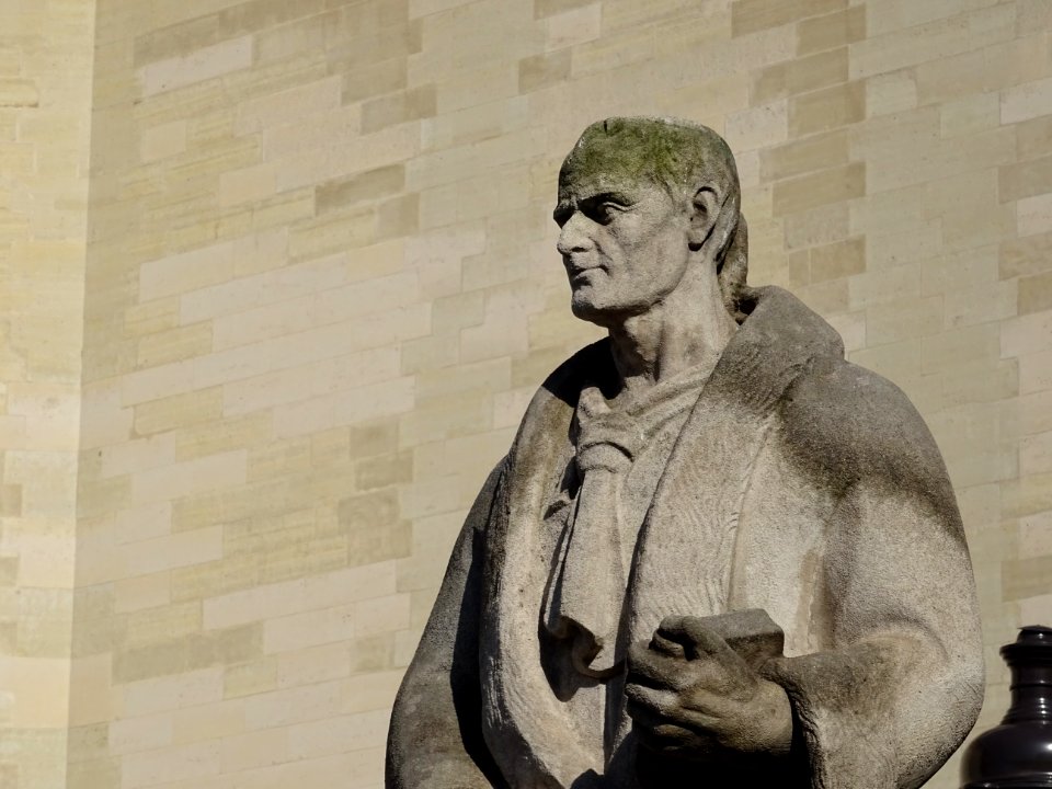 Statue de Jean Jacques Rousseau, devant le Panthéon, monum… 