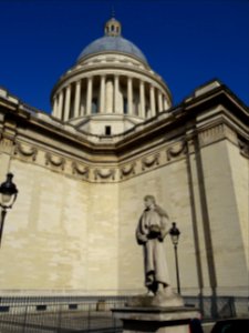 Statue de Jean Jacques Rousseau, devant le Panthéon, monum… 