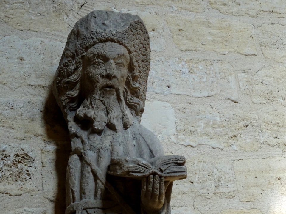 Saint Jacques en pélerin, statue en pierre du 14ème siècle… 