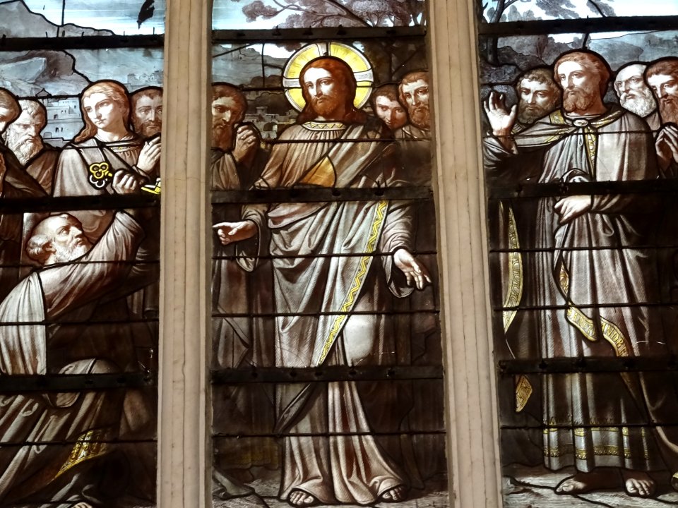 Vitrail représentant le Christ disant à Saint Pierre : Tu … 