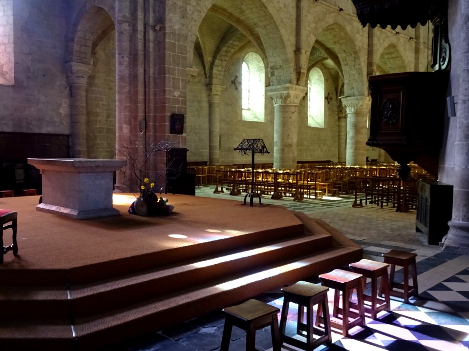 Autel et choeur, abbatiale Notre-Dame, Beaugency, Loiret 