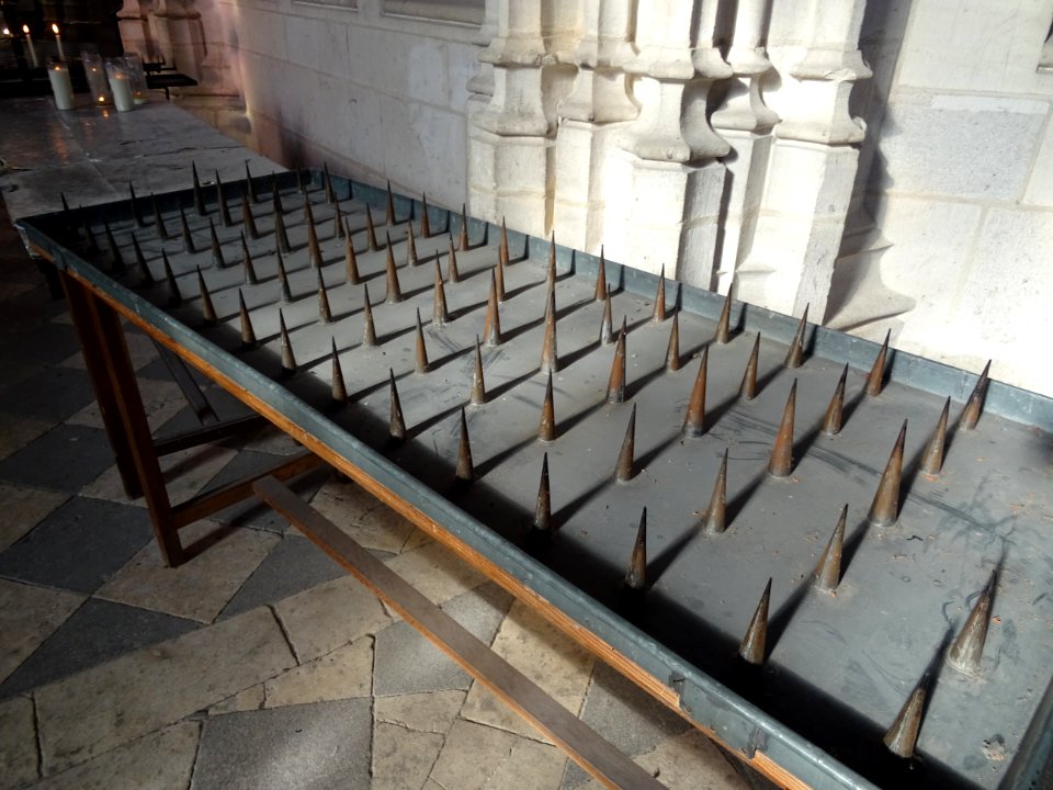 Lit à pointes, porte-cierges, basilique Notre-Dame de Clér… 