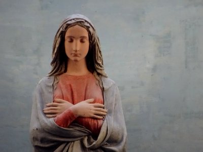Statue de la Vierge Marie dans le choeur, église Saint-Vin… 