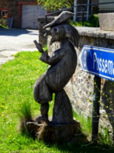 Un personnage (sorcière ?) scupltée dans une bille de bois… 
