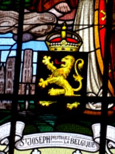 Détail du blason, vitrailSt-Joseph, protégez la Belgique… 