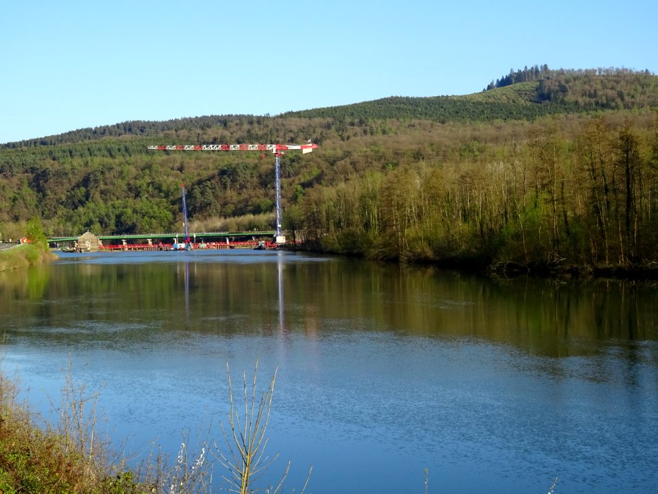 Réparation au dessus de la Meuse, Fumay, Ardennes 