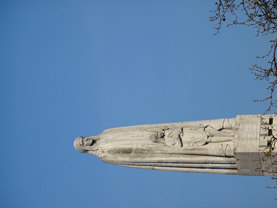 Sur le pont de la Tournelle, une statue de Sainte Genevièv… 