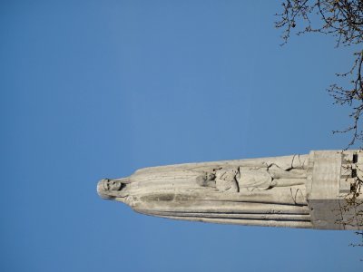 Sur le pont de la Tournelle, une statue de Sainte Genevièv… photo