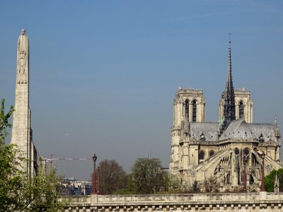 Sur le pont de la Tournelle, une statue de Sainte Genevièv… 