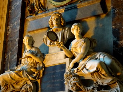 Statues de Jérome Bignon entourées de 2 femmes, église Sai… 