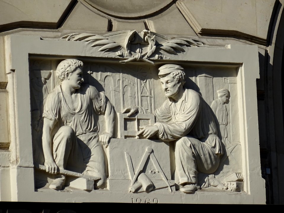 Bas relief, sur la façade de l'immeuble, 14 rue Monge, 5e … 