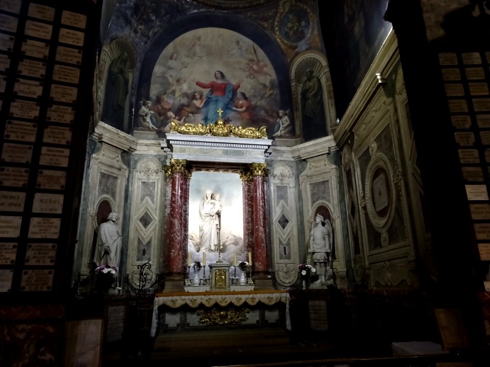 Petite chapelle à l'intérieur de l'église Saint-Nicolas-du… 