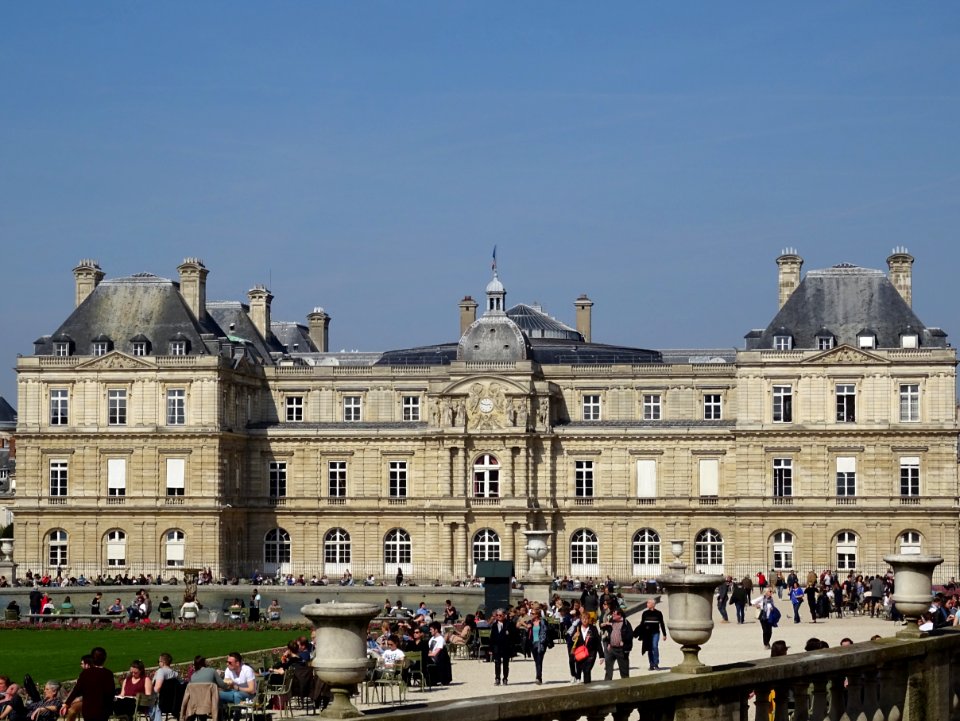 Palais du Luxembourg, dans le nord du jardin du Luxembourg… 