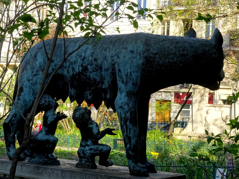 Statue de la Louve capitoline allaitant Romulus et Remus, … 