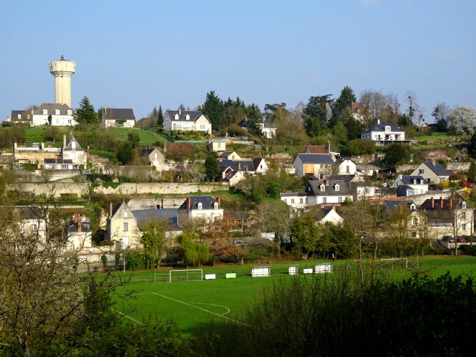 Château d'eau, maisons et stade, à Rochecorbon, Indre-et-L… 