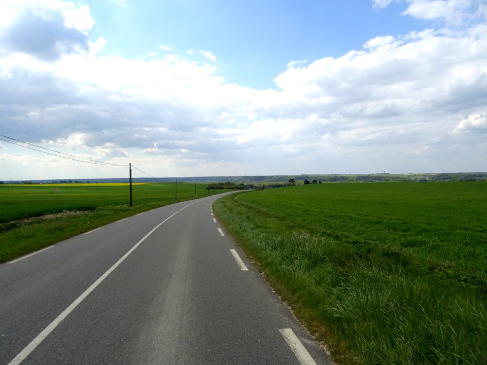 La D933 entre Berchères-sur-Vesgre et Oulins, Eure-et-Loir… 