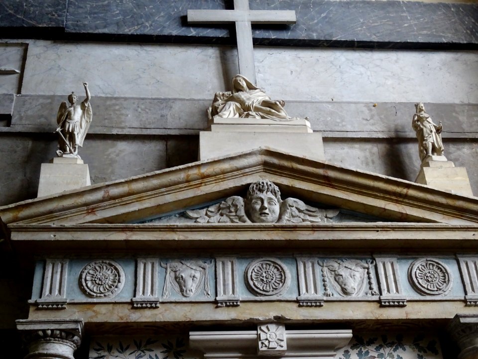 Décoration d'une chapelle intérieure, église Saint-Jacques… 