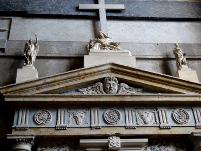 Décoration d'une chapelle intérieure, église Saint-Jacques… 