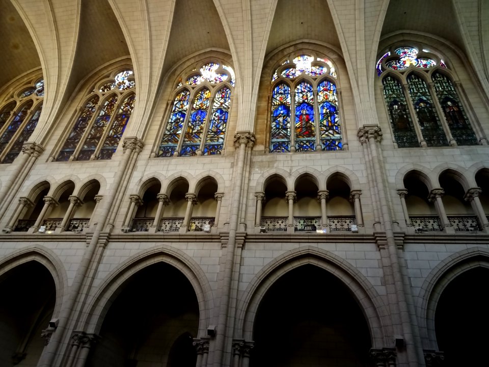 Vitraux, piliers et voutes, cathédrale Notre-Dame-du-Liban… 