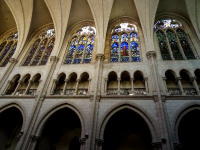 Vitraux, piliers et voutes, cathédrale Notre-Dame-du-Liban… 