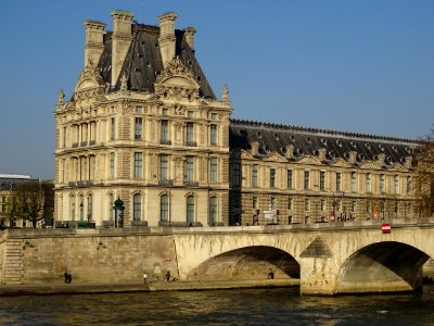 Le Pont Royal sur la Seine et l'Ecole du Louvre, Paris 