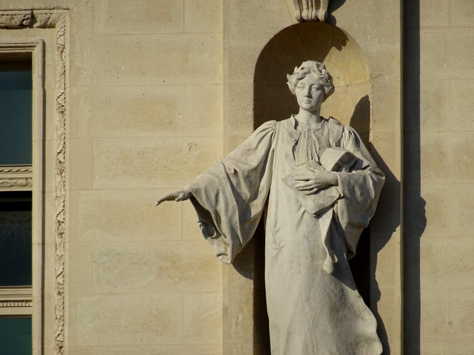 Statue L'Eloquence par Raoul Verlet (1914) sur la façade… 