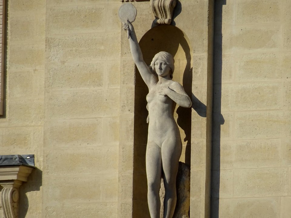 Statue La Vérité par H.E. Lombard (1914) sur la façade d… 