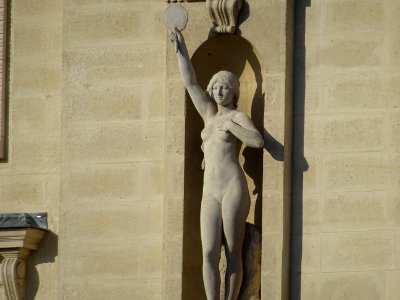 Statue La Vérité par H.E. Lombard (1914) sur la façade d… 