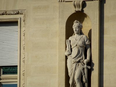 Statue Le Droit par André Allard (1914) sur la façade du… photo