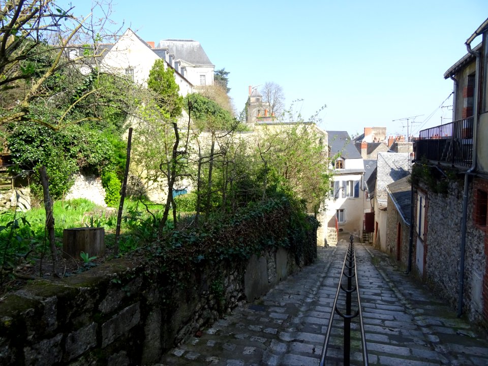 Rue pavée en pente dans Blois, Loir-et-Cher 