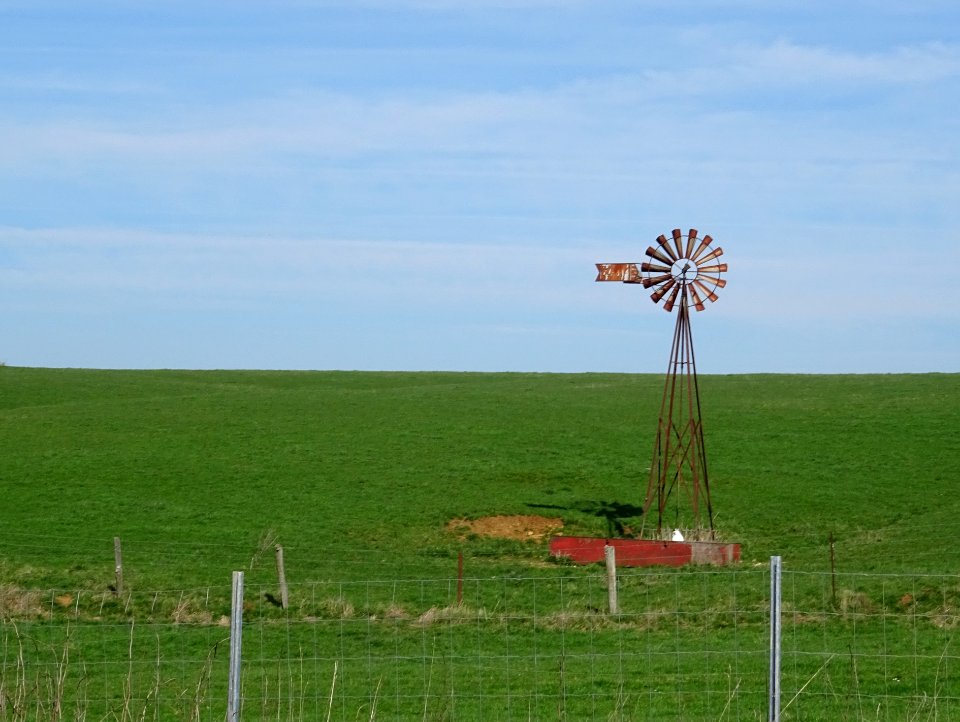 Une éolienne dans les champs, à la sortie de Montlibert, A… 