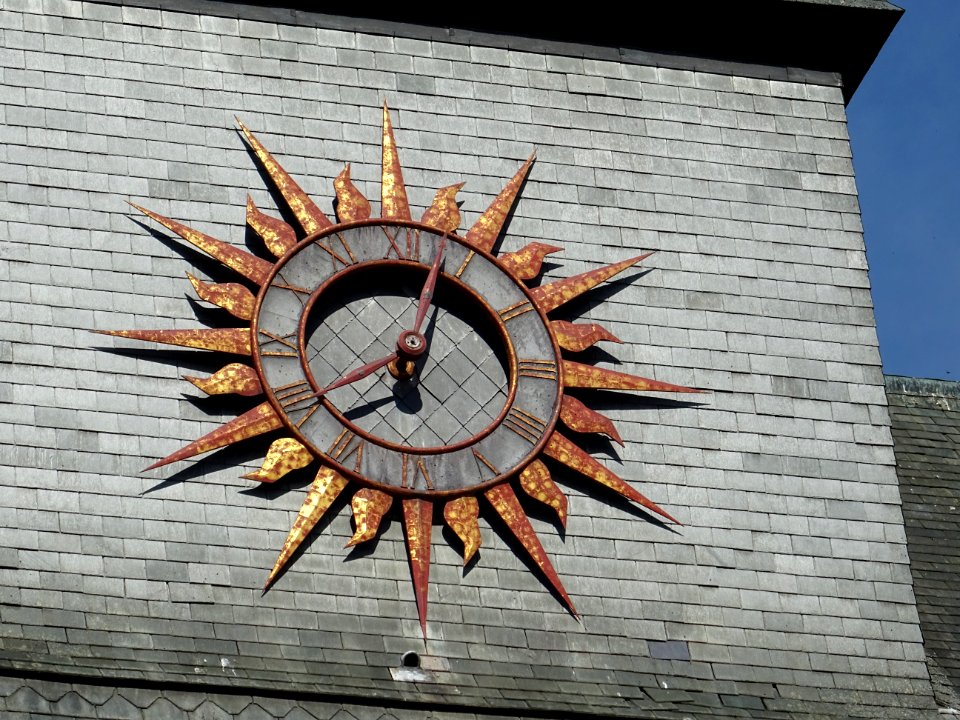 Horloge sur le toit de l'église Notre-Dame, Carignan, Arde… 