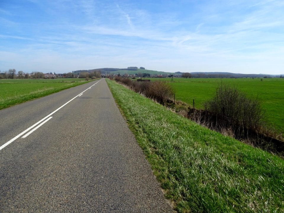 La longue ligne droite avant Carignan, Ardennes 