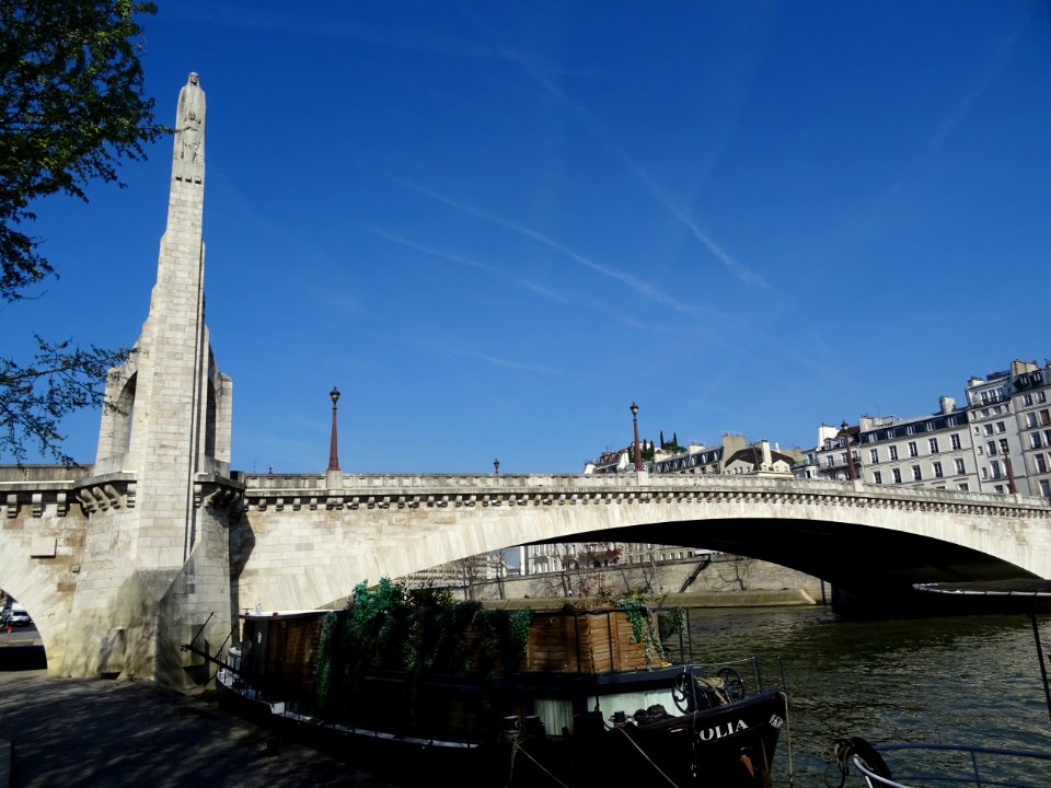 Sur le pont de la Tournelle, une statue de Sainte Genevièv… 