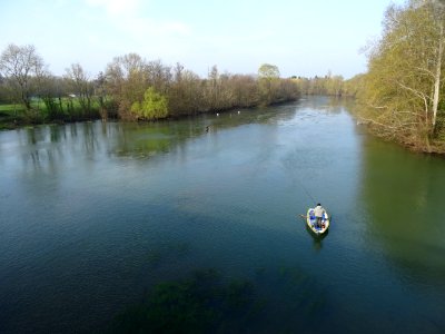 Pêcheur en barque sur le Loiret, depuis le Pont Saint Nico… 