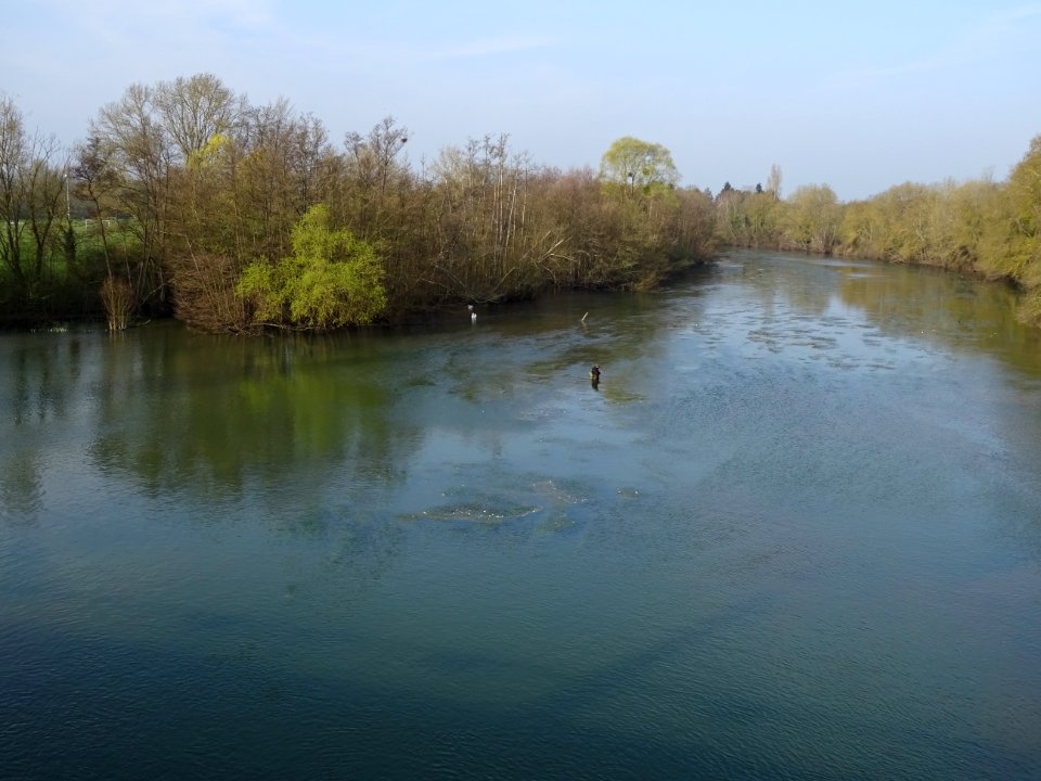 Pêcheur à pied dans le Loiret, depuis le Pont Saint Nicola… 