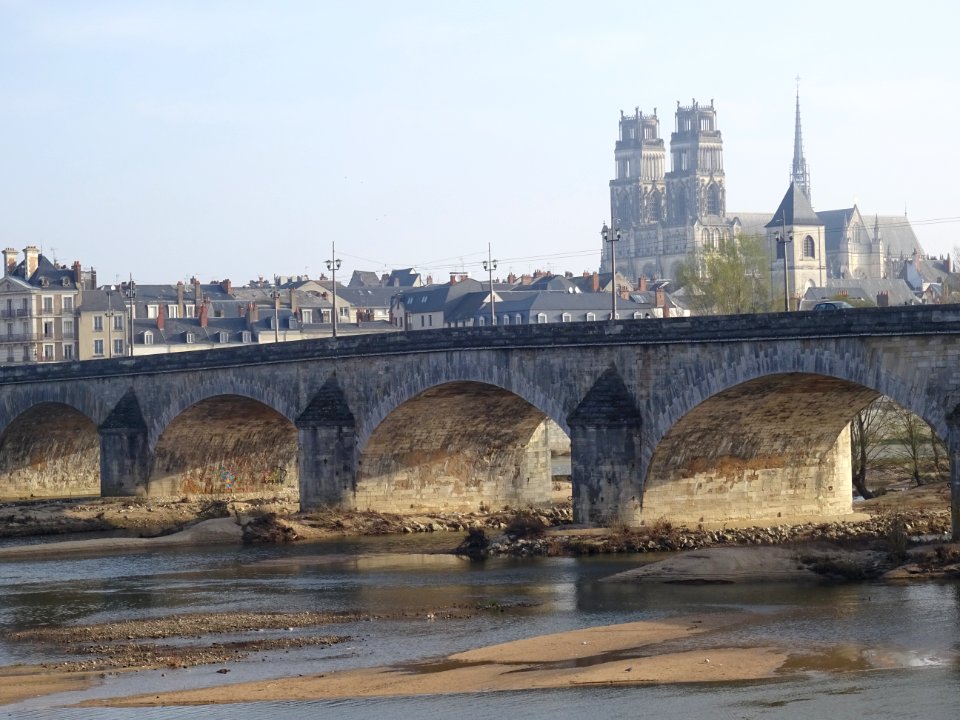 La Loire, le pont George V et la cathédrale Ste-Croix d'Or… 