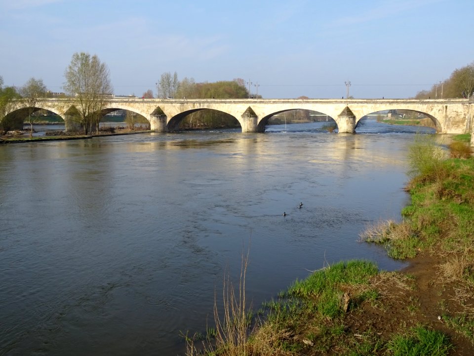 La Loire et le pont George V, à Orléans, Loiret 
