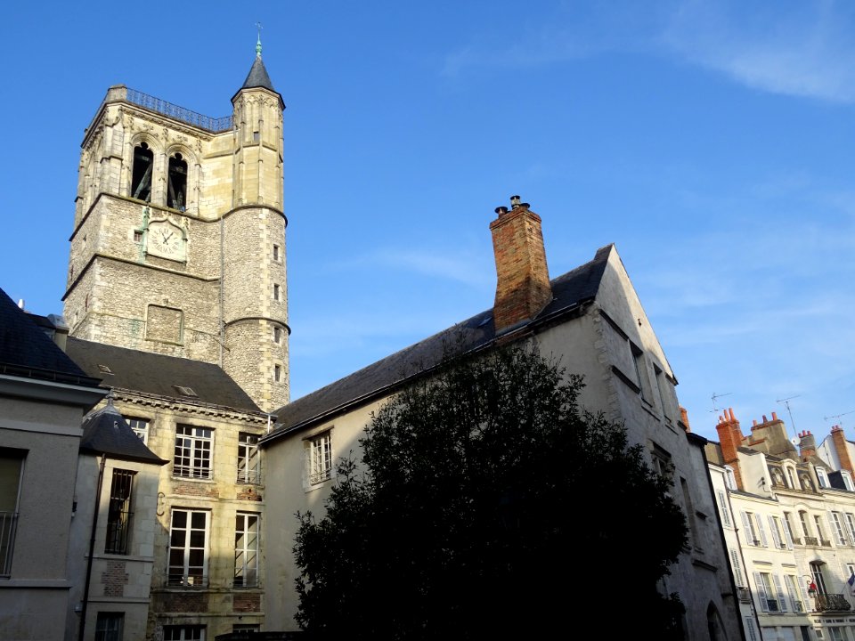 Beffroi d'Orléans qui surplombe l'Hôtel des Créneaux, Orlé… 