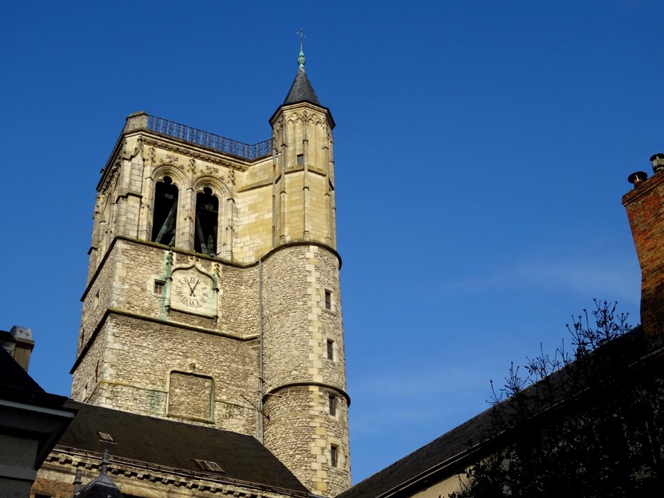 Beffroi d'Orléans qui surplombe l'Hôtel des Créneaux, Orlé… 
