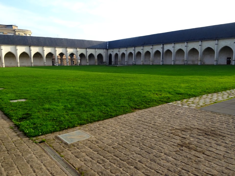 Le Campo Santo est un grand cloître enherbé et entouré de … 