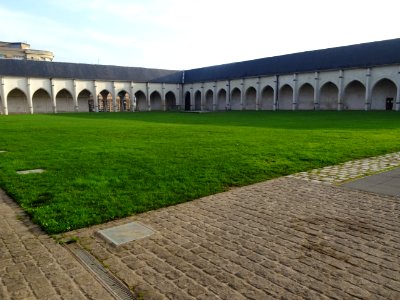 Le Campo Santo est un grand cloître enherbé et entouré de … photo