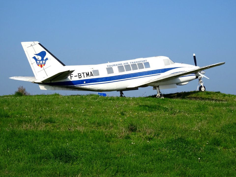 Avion sur un rond-point, Touraine Air Transport, en arriva… 