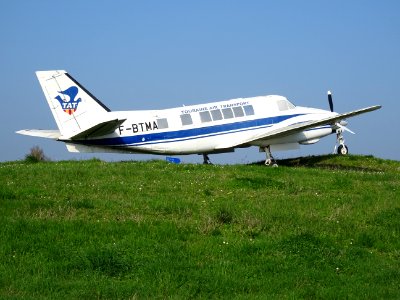 Avion sur un rond-point, Touraine Air Transport, en arriva… 
