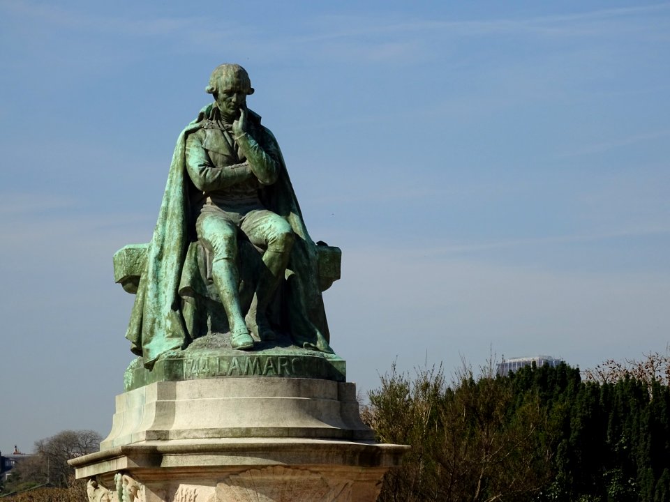 Statue de Jean Baptiste de Lamarck, naturaliste français, … 