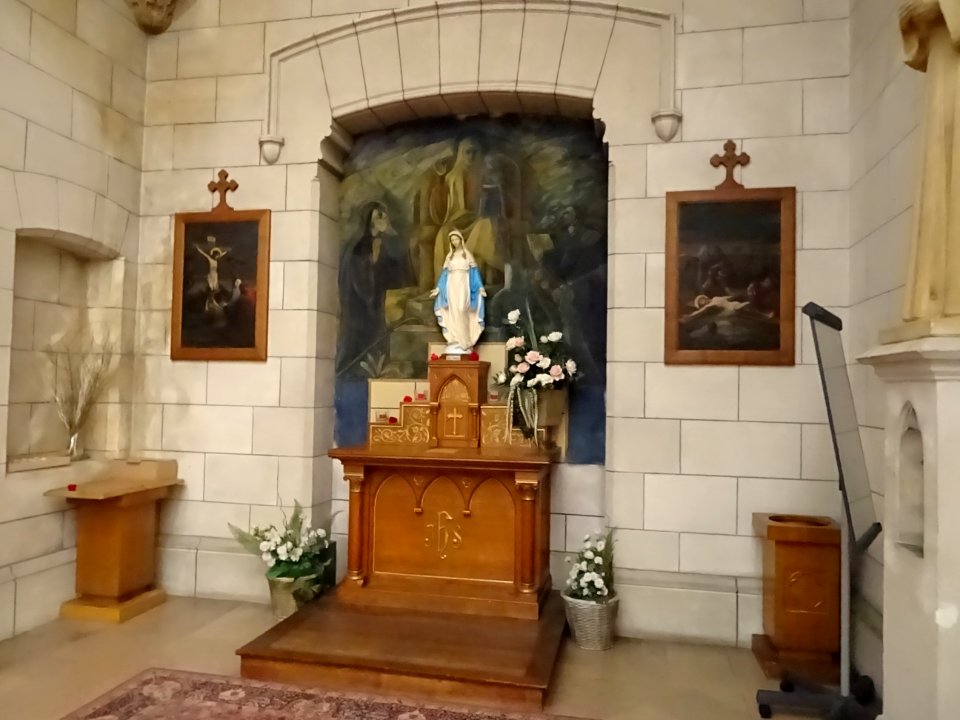 Petite chapelle, à l'intérieur de la cathédrale Notre-Dame… 