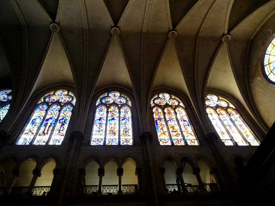 Vitraux, piliers et voutes, cathédrale Notre-Dame-du-Liban… 