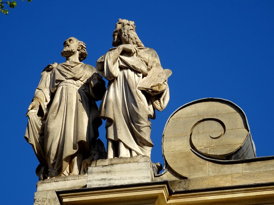 Statues au sommet de La Sorbonne, 1 rue Victor Cousin, 5e … 