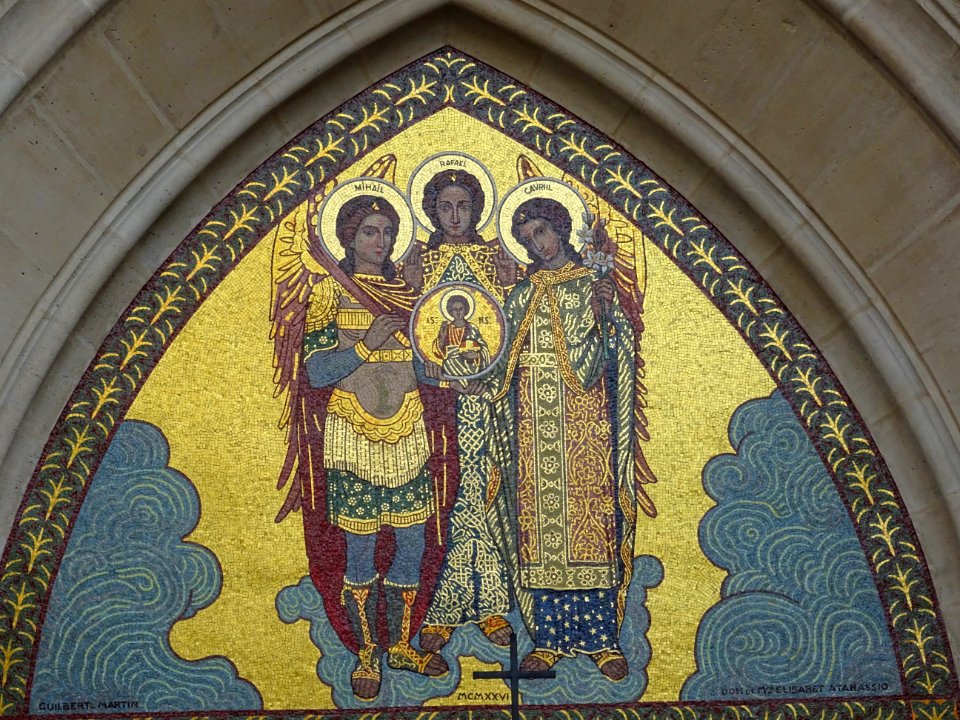 Mosaïque du tympan avec les trois archanges, église des Sa… 